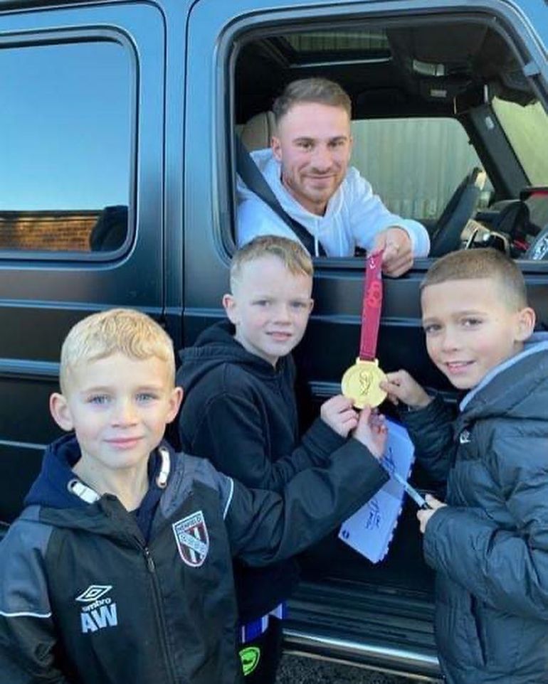 Alexis Mac Allister le mostró su medalla a tres niños hinchas del Brighton y les regaló la foto de su vida.