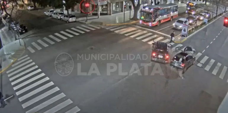 Video: quedó en medio de un choque y se salvó de milagro