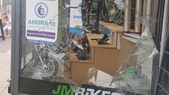 Los destrozos en el local de calle Láinez entre Alcorta y Sarmiento.