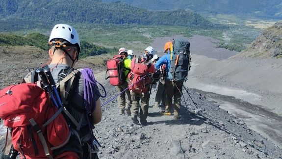 Rescataron a un hombre que se quebró una pierna mientras bajaba del volcán Lanín