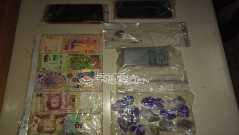 Dos hombres fueron detenidos mientras comercializaban marihuana en plena vía pública de Villa La Angostura.