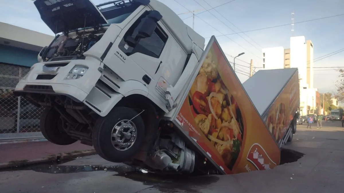 el pavimento se tragó un camión en Córdoba thumbnail