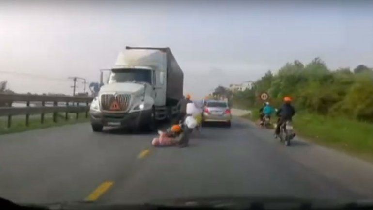 Milagro: una mamá salvó a su hijita de morir pisada por un camión