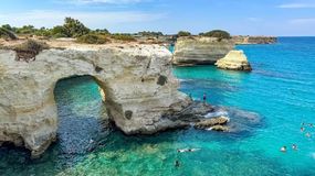 El incónico arco de piedra caliza se derrumbó como consecuencia de las tormentas que azotan el sur de Italia. | LM Neuquen El incónico arco de piedra caliza se derrumbó como consecuencia de las tormentas que azotan el sur de Italia.