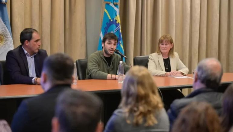 Ignacio Torres presentó la formalización de la concesión del astillero de Comodoro Rivadavia a un consorcio de empresas, por 20 años. Ignacio Torres presentó la formalización de la concesión del astillero de Comodoro Rivadavia a un consorcio de empresas, por 20 años.