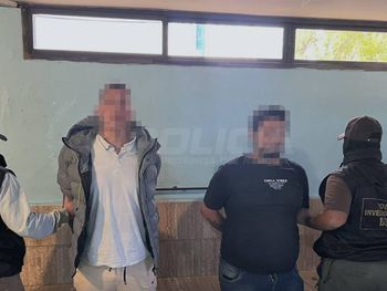 Los dos sospechosos fueron demorados en pleno centro. Los dos sospechosos fueron demorados en pleno centro.