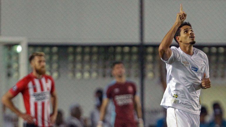 Santos pegó en dos momentos clave y liquidó el partido.