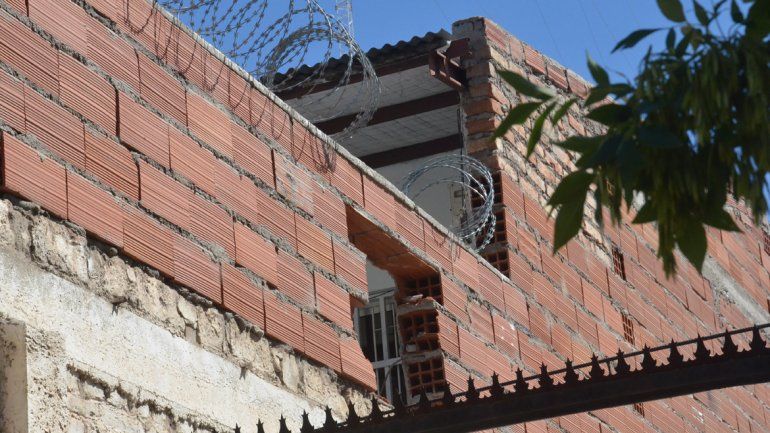 El primero de los boquetes lo realizaron en el paredón lindante con el garage y el segundo en las oficinas.