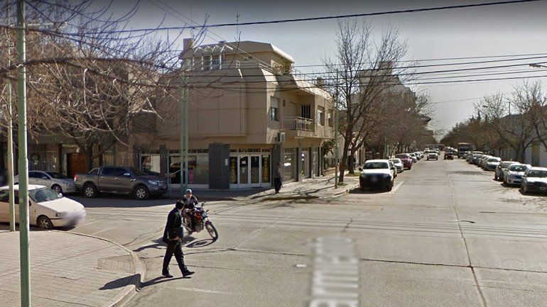 Primero le chocó el auto y después la agarró a trompadas