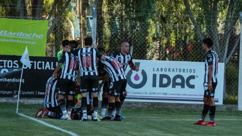 El festejo de Cipo por un triunfo muy valioso (Foto Anahí Cardena).