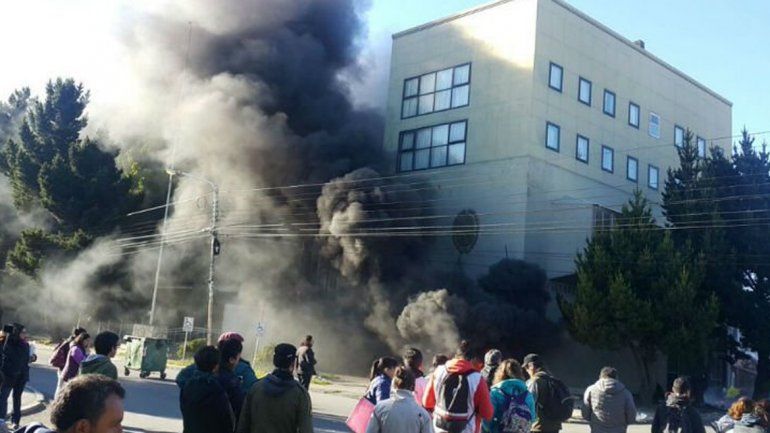 Tensión, desalojo y balas de goma de manifestantes en la Legislatura