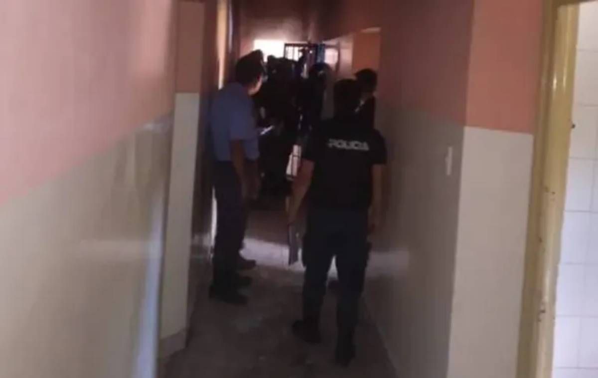 En medio del motín los presos quemaron colchones.