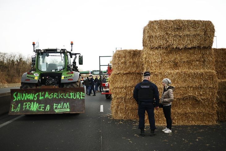 Bloqueos de los agricultores en torno a París en espera de medidas de ayuda del Gobierno. Bloqueos de los agricultores en torno a París en espera de medidas de ayuda del Gobierno.
