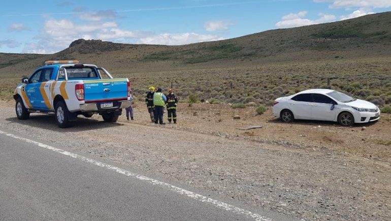 Dos hombres viajaban en un Toyota Corolla desde Villa La Angostura hasta Bariloche, cuando perdieron el control del auto y protagonizaron un violento vuelco.