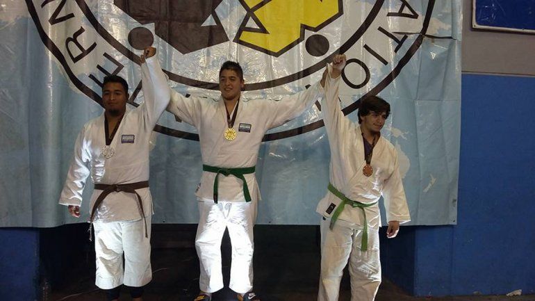 Joaquín Burgos festeja su primer puesto en la categoría junior. &nbsp;