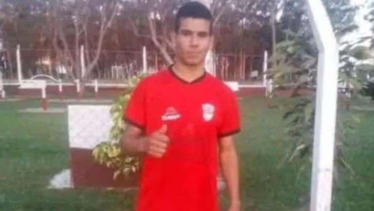 La tragedia enlutó al fútbol amateur del país. El futbolista murió tras chocar con el muro.
