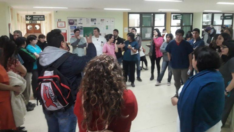 Paran el hospital de Centenario por el despido de una empleada