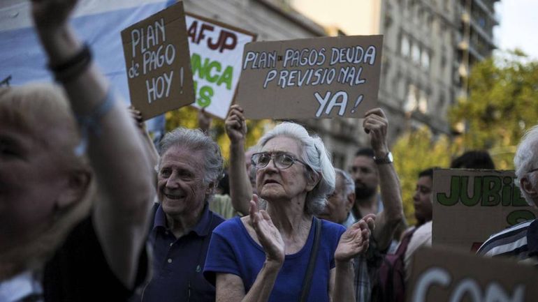El Ministro de economía, Luis Caputo dijo que hay una base de trabajadores aportantes que no alcanza a cubrir las jubilaciones. Foto: Google.