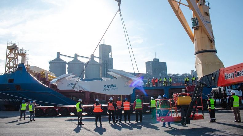 La descarga de anclas y cadenas marcan una nueva etapa en la construcción del VMOS. | LM Neuquen La descarga de anclas y cadenas marcan una nueva etapa en la construcción del VMOS.