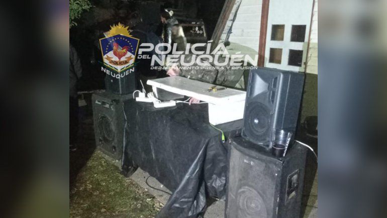La Policía logró desarticular una fiesta clandestina en el Lago Meliquina, cerca e San Martín de los Andes.