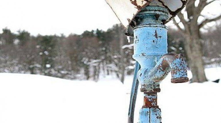 Tras la ola polar, familias enteras derriten la nieve para tener agua porque el frío congeló sus cañerìas