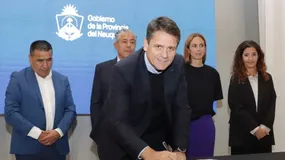 Gaido firmó el acuerdo con la provincia. | LM Neuquen Gaido firmó el acuerdo con la provincia.