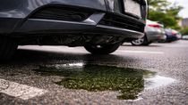 Es fundamental estar atento cuando aparece agua o líquido debajo del auto. Foto: IA (ChatGPT) Es fundamental estar atento cuando aparece agua o líquido debajo del auto. Foto: IA (ChatGPT)