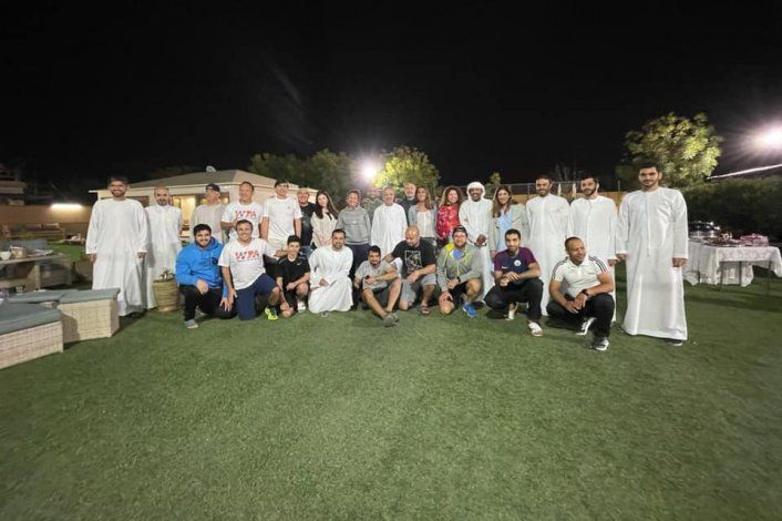 Claudio Bobadilla, un neuquino que enseña pádel en la ciudad más rica del mundo