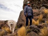 Productora Isabel Quilaqueo y Piren, su perro protector de ganado, en Neuquén. Foto: Gregorio Ibañez.