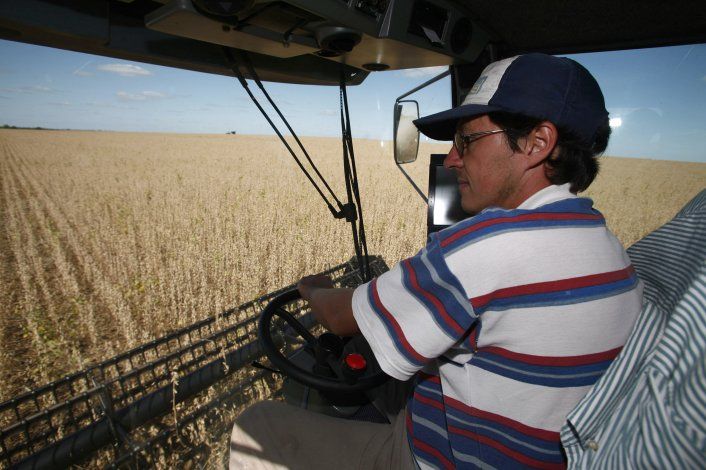 Foto de archivo. Un agricultor cosecha soja en las afueras de Gualeguaychú, 230 km (143 millas) al norte de Buenos Aires. REUTERS/Andres Stapff (ARGENTINA) Foto de archivo. Un agricultor cosecha soja en las afueras de Gualeguaychú, 230 km (143 millas) al norte de Buenos Aires. REUTERS/Andres Stapff (ARGENTINA)