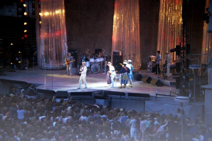 David Bowie tocó al pie del Muro de Berlín el 6 de junio de 1987. Cuando sonó “Héroes”, el público empezó a cantar "El muro debe caer".