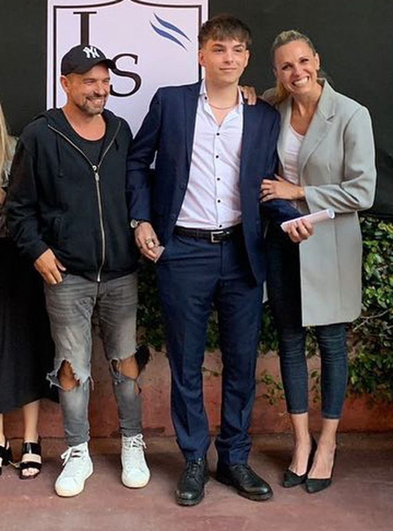 Denise Dumas junto a su hijo mayor con Germán Barceló.