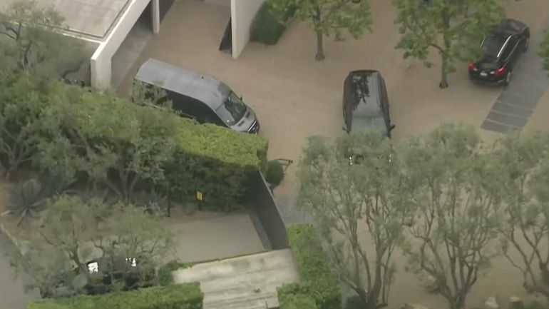 El auto atravesó la puerta de la residencia de Jennifer Aniston en Los Ángeles. El auto atravesó la puerta de la residencia de Jennifer Aniston en Los Ángeles.