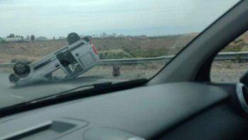 Volcó una camioneta sobre la ruta 7 y generó caos