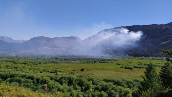El incendio en El Hoyo fue contenido y los evacuados pueden volver a sus hogares
