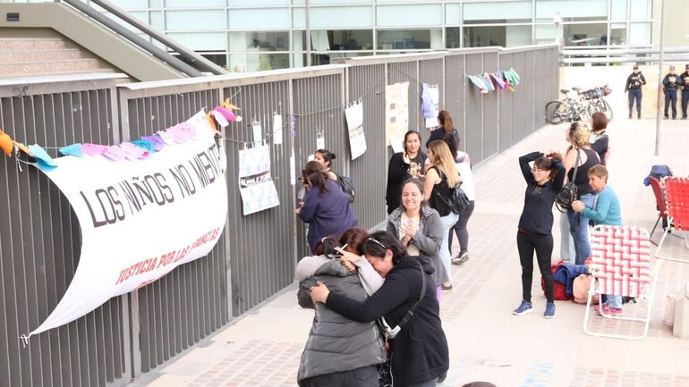 Allegados y familiares de las víctimas del Jardín 31 siguieron las alternativas del veredicto desde el exterior de la Ciudad Judicial. Allegados y familiares de las víctimas del Jardín 31 siguieron las alternativas del veredicto desde el exterior de la Ciudad Judicial.