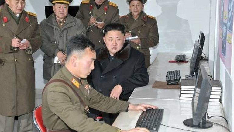 El líder norcoreano, Kim Jong-un, en un centro de informática del Ejército. El líder norcoreano, Kim Jong-un, en un centro de informática del Ejército.