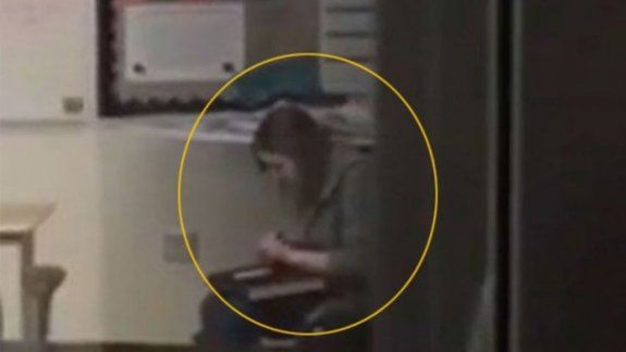 La docente tiene 24 años y, según las pericias, habría consumido en clase una mezcla de cocaína y heroína. El video es lo suficientemente contundente.