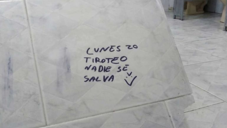 Muchas de las amenazas de tiroteo en escuelas suelen aparecer escritas con marcador en los azulejos de los baños. Muchas de las amenazas de tiroteo en escuelas suelen aparecer escritas con marcador en los azulejos de los baños.