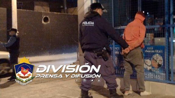 Ladrón golpeó y zamarreó a una mujer para robarle el celular