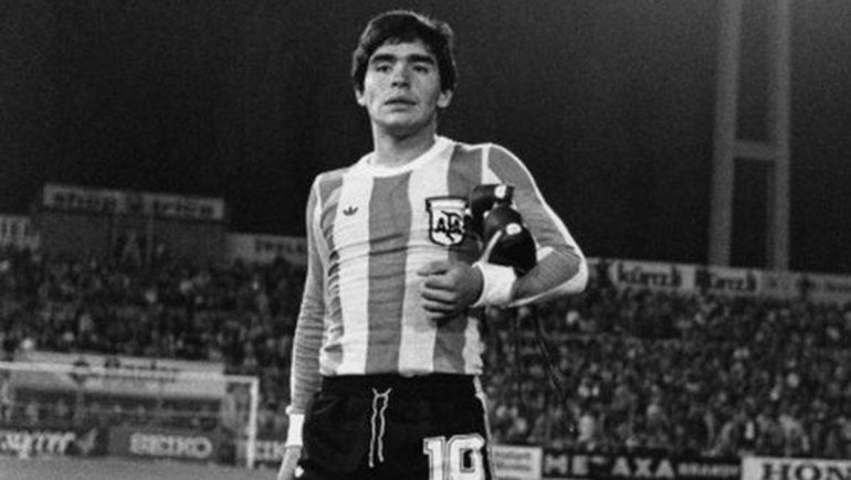 A 44 del debut de Maradona en la Selección: el comienzo del sueño