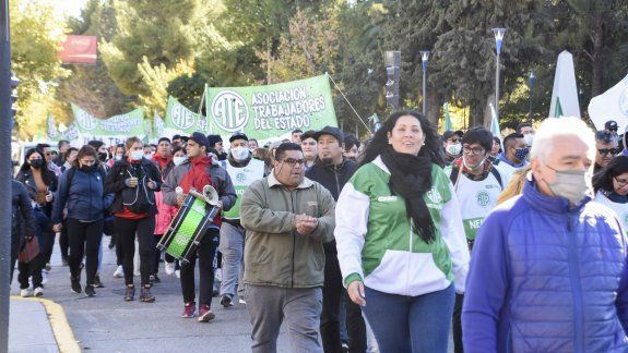 El gobierno convocó a los auxiliares pero sigue el paro