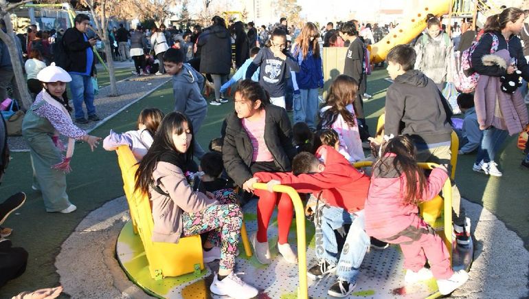Los chicos disfrutan de las vacaciones, y los juegos en Parque Central. Los chicos disfrutan de las vacaciones, y los juegos en Parque Central.