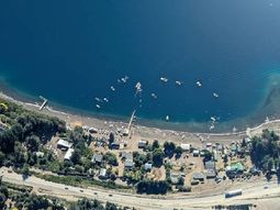 Puerto Elma, en Villa La Angostura. Una zona costera del lago Nahuel Huapi. La comunidad administra un camping en esa zona. Puerto Elma, en Villa La Angostura. Una zona costera del lago Nahuel Huapi. La comunidad administra un camping en esa zona.