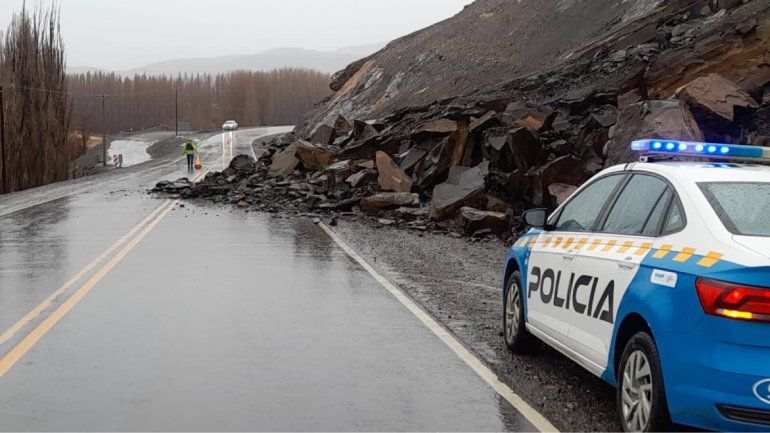 Por las intensas lluvias, se desmoronó parte de un cerro en la ruta 43