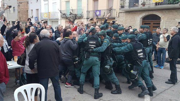 La policía española reprimió a los votantes