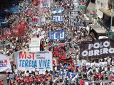 Los piqueteros durante una movilización contra Javier Milei. 