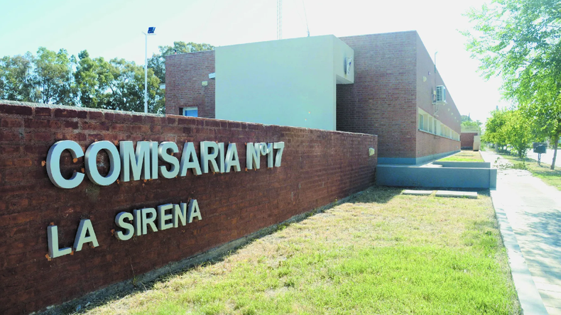 A las 8:30, el niño y su mamá aguardaban directivas de la Defensoría del Niño. | LM Neuquen A las 8:30, el niño y su mamá aguardaban directivas de la Defensoría del Niño.