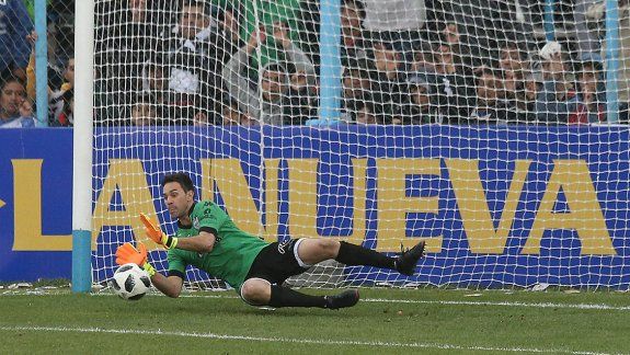 El arquero que hizo historia en Italia 90 dijo que es todo mérito de Alasia lo que Matías logra en las definiciones con Cipo. Debe estudiar a los rivales y tiene potencia en las piernas, tiró.