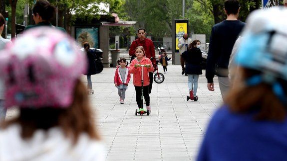Ni&ntilde;os y ni&ntilde;as en las calles de Madrid el primer d&iacute;a que pueden salir durante la pandemia. Gentileza: elpais.com